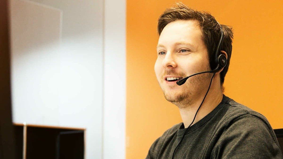 energis Kundenberater am Telefon mit Headset