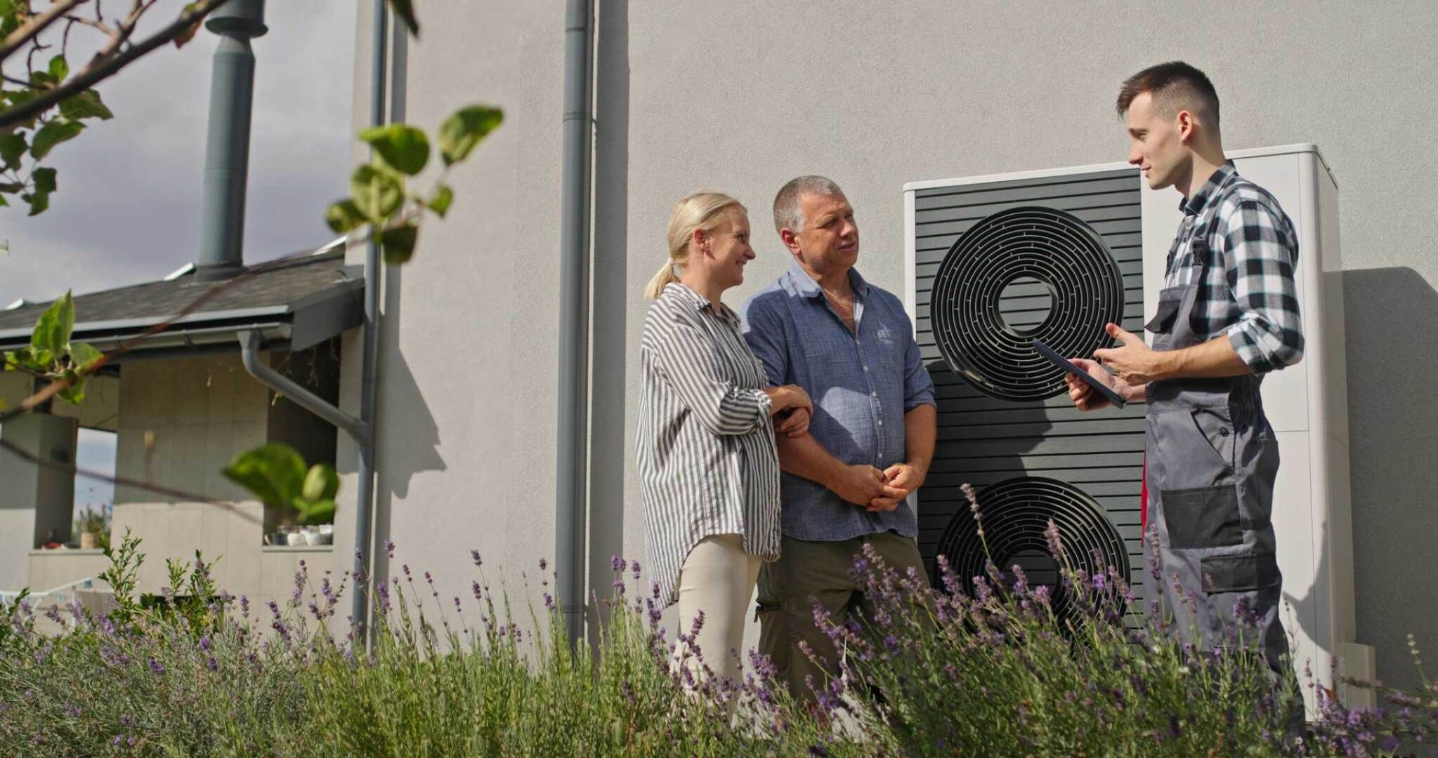 Ein Heizungsbauer erklärt den Eigentümern das neue Heizsystem.