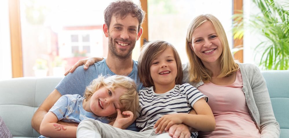 Familie auf Sofa