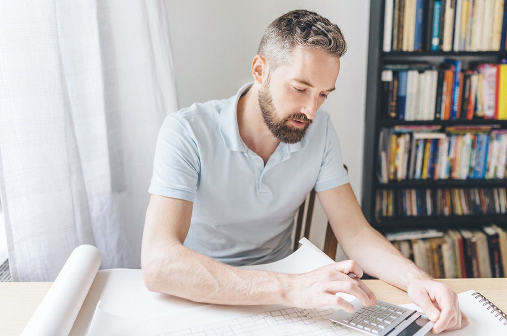 Mann rechnet mit Taschenrechner
