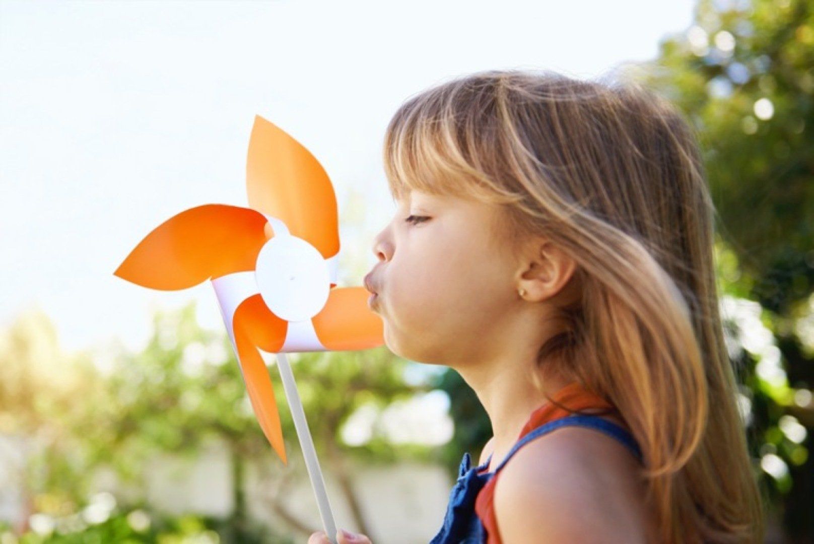 Kind mit Windrad