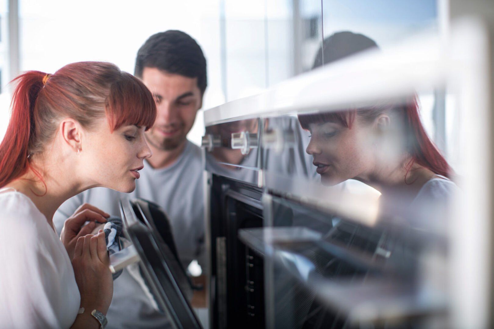 Pärchen schaut in den Ofen