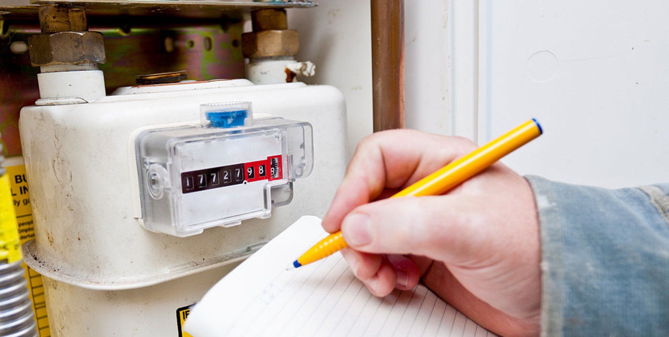 Jemand liest einen Gaszähler ab