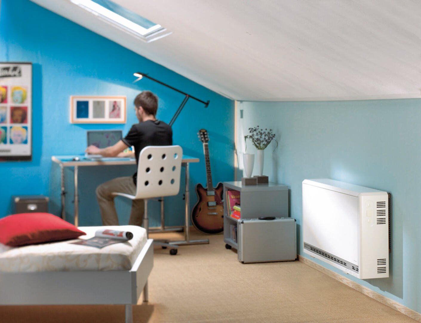 Eine Nachtspeicherheizung im Zimmer