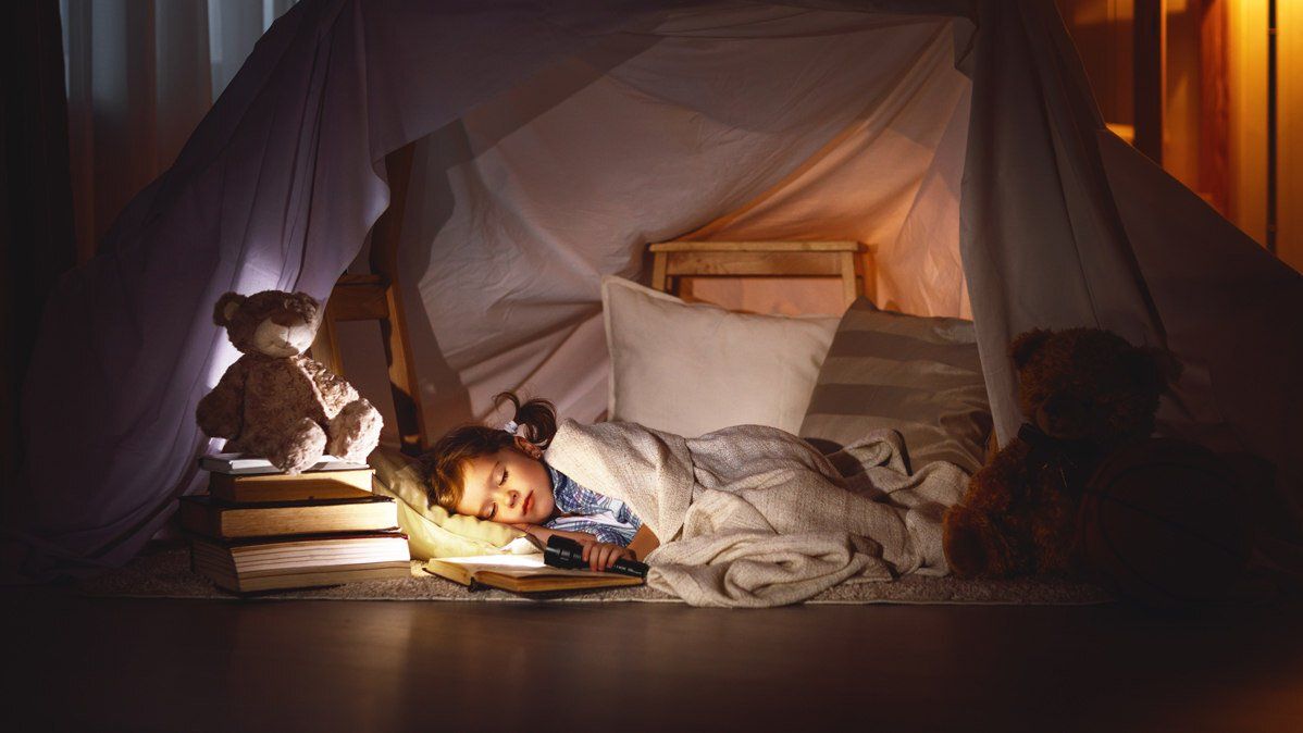 Ein Kind nachts beim lesen