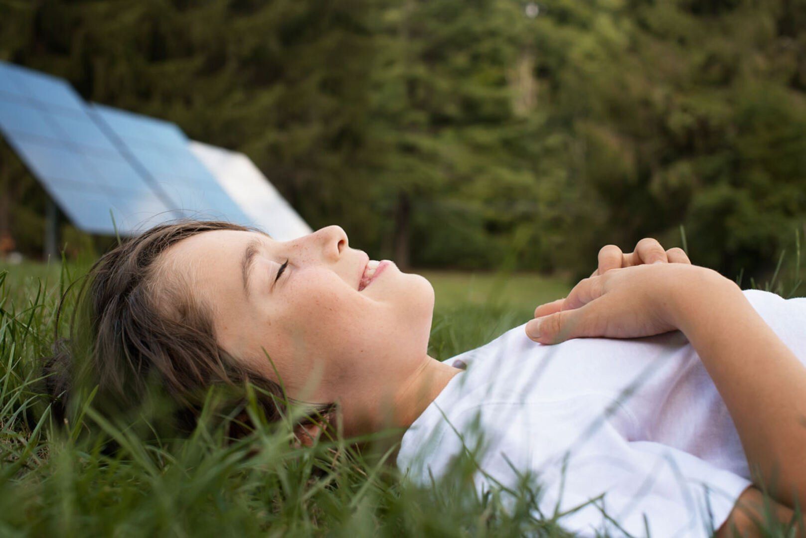 Kind in Solarfeld-Wiese