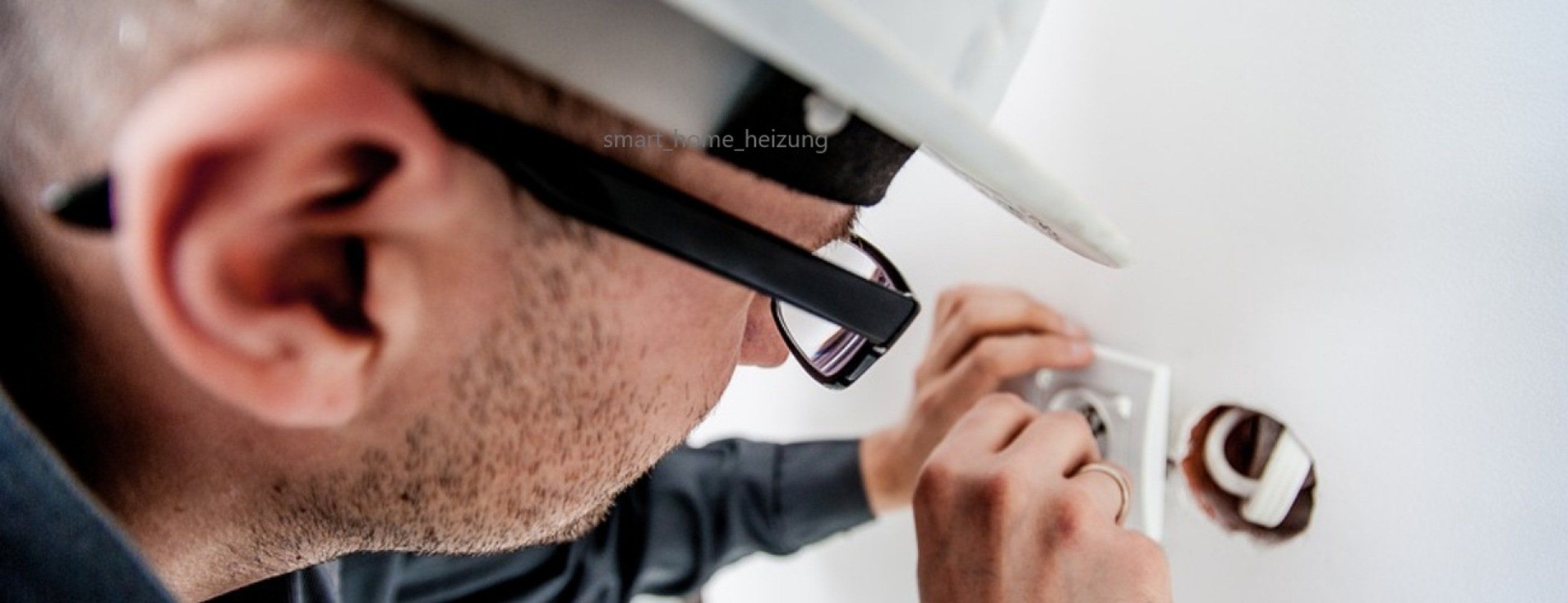 Hier zu sehen ist ein Elektriker beim Einbau einer Steckdose | Energis Ratgeber rund um die Stromeinheiten Watt, Volt und Ampere