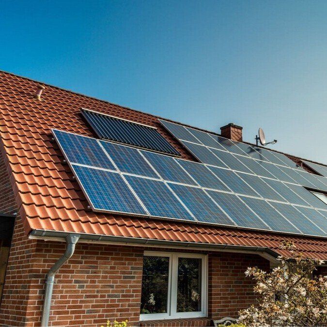 Es ist eine Solarthermie Anlage auf einem Dach zu sehen.