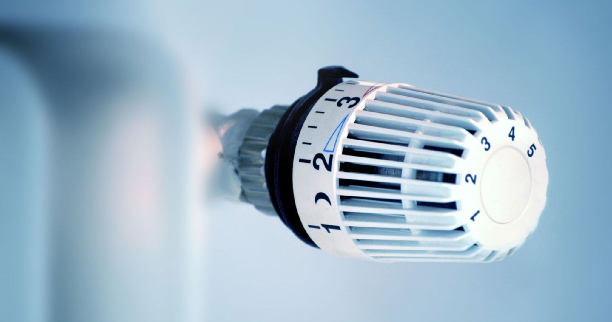 Auf dem Bild ist ein Thermostatkopf einer Heizung zu sehen.