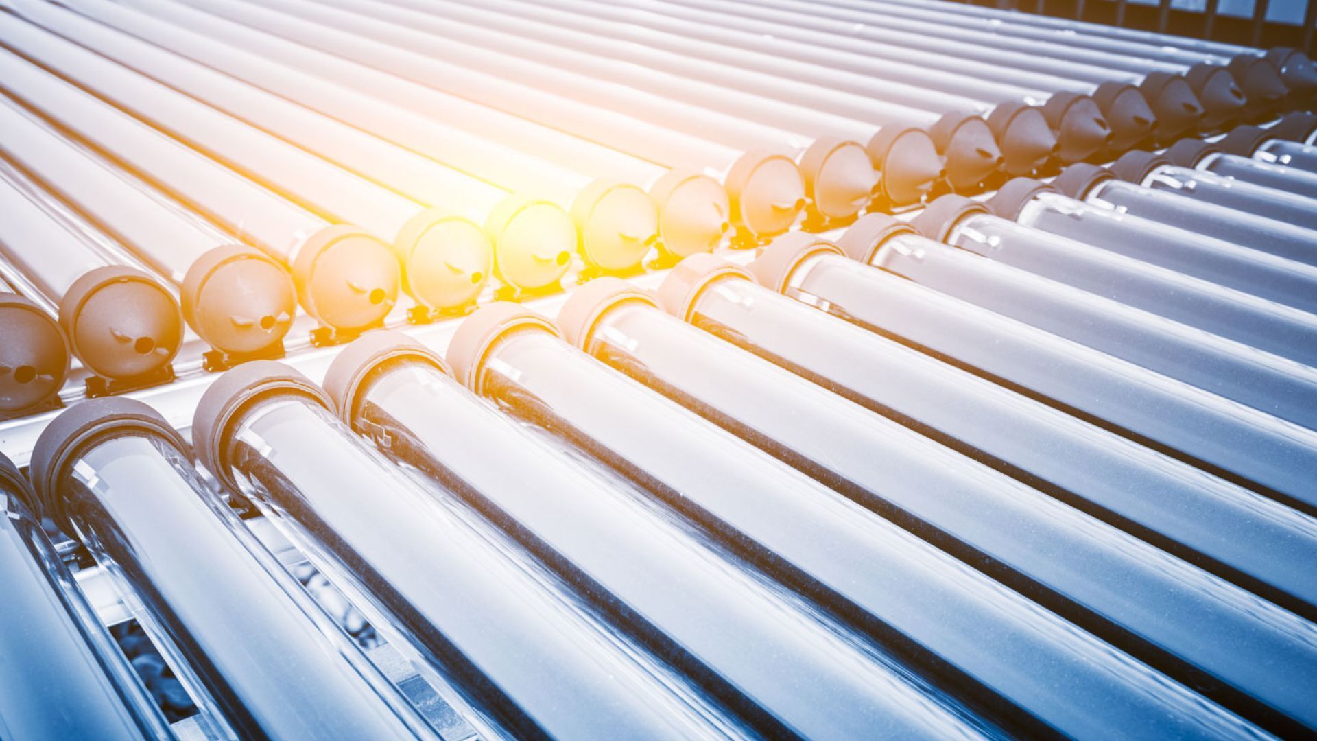 Das Bild zeigt eine thermische Kollektoranlage zur solaren Warmwasserbereitung.