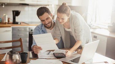 Paar schaut sich Rechnungen an