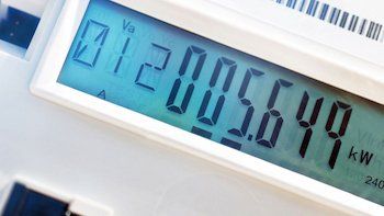 Auf dem Bild ist eine digitale Smart Meter Anzeige abgebildet. Auf der Anzeige ist eine Kilowatt Zahl zu lesen.