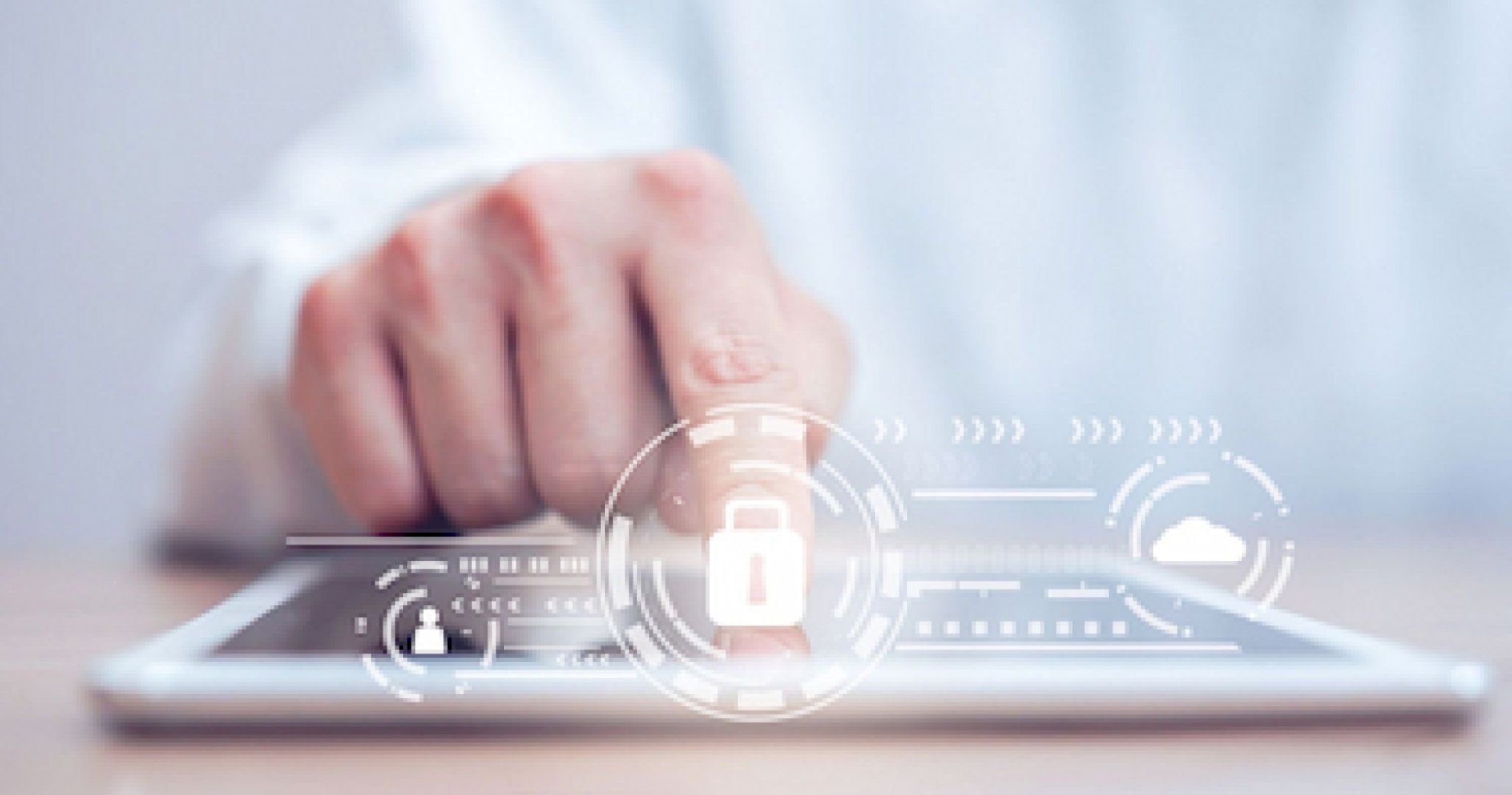 Eine Person tippt auf ein vor ihr liegendes Tablet. Auf dem Bild sind mehrere Symbole miteinander verbunden. Zu sehen ist ein geschlossenes Schloss, eine Wolke und ein Männchen.