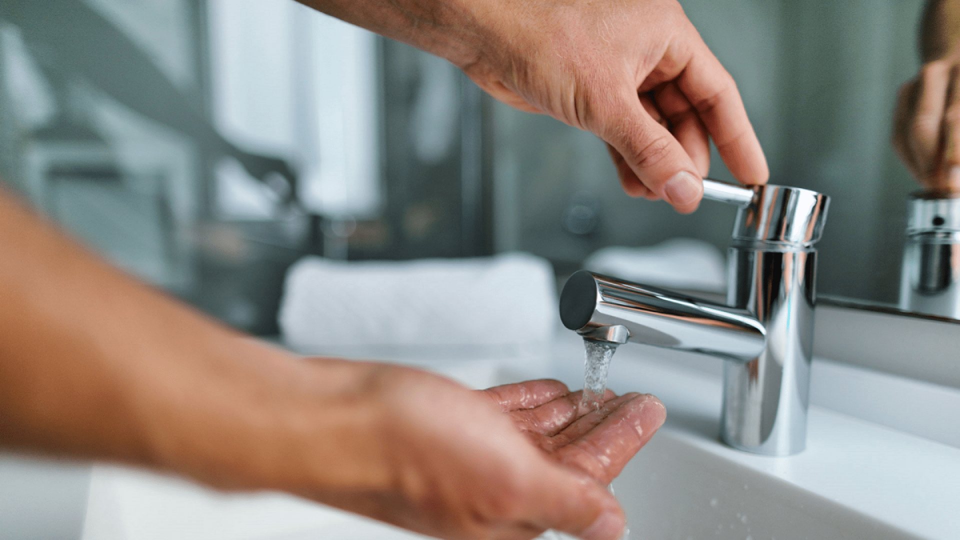 Aus dem Wasserhahn kommt warmes Wasser zum Händewaschen dank der Warmwasseraufbereitung.