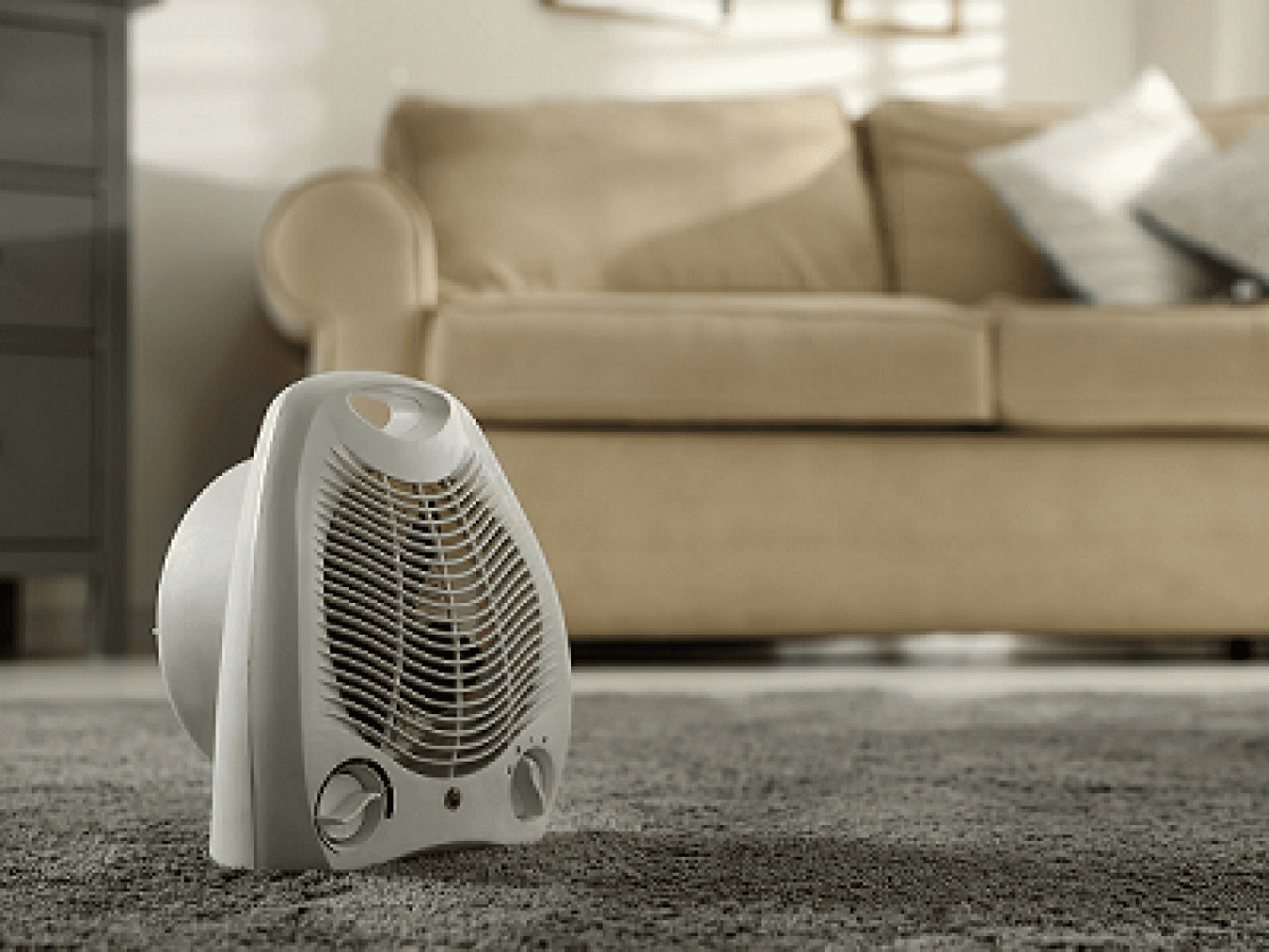 Das Bild zeigt einen Heizlüfter als Zusatzheizung im Wohnzimmer.