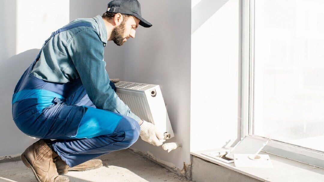 Ein Handwerker beim Heizung modernisieren