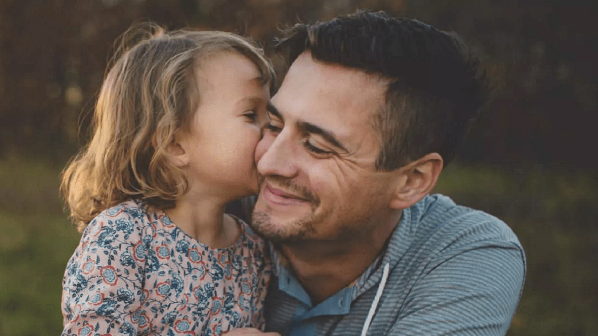 Ein Vater freut sich mit seinem Kind über die Wärmedämmung des Hauses