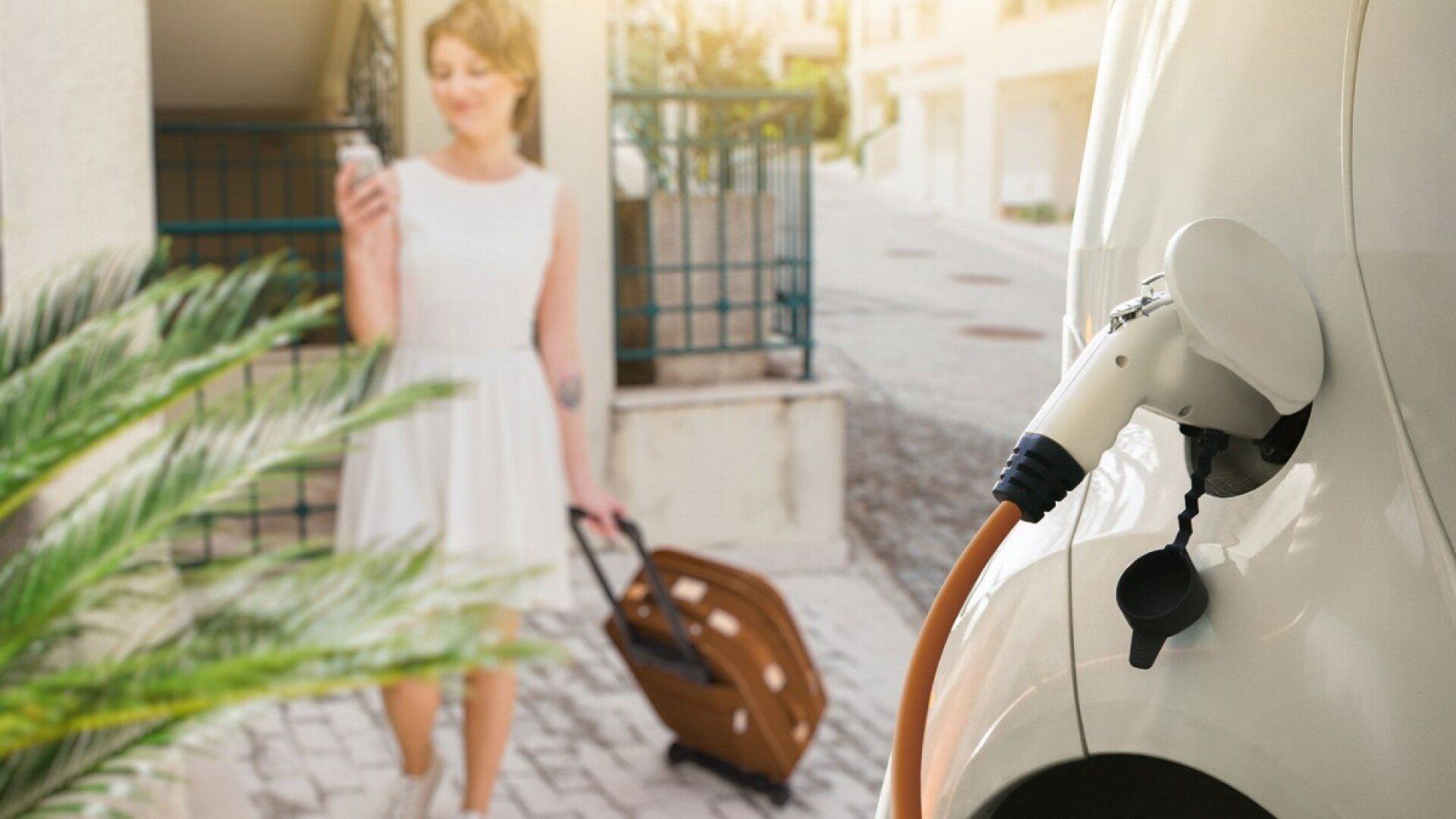 Eine Frau fährt mit dem E-Auto in den Urlaub.