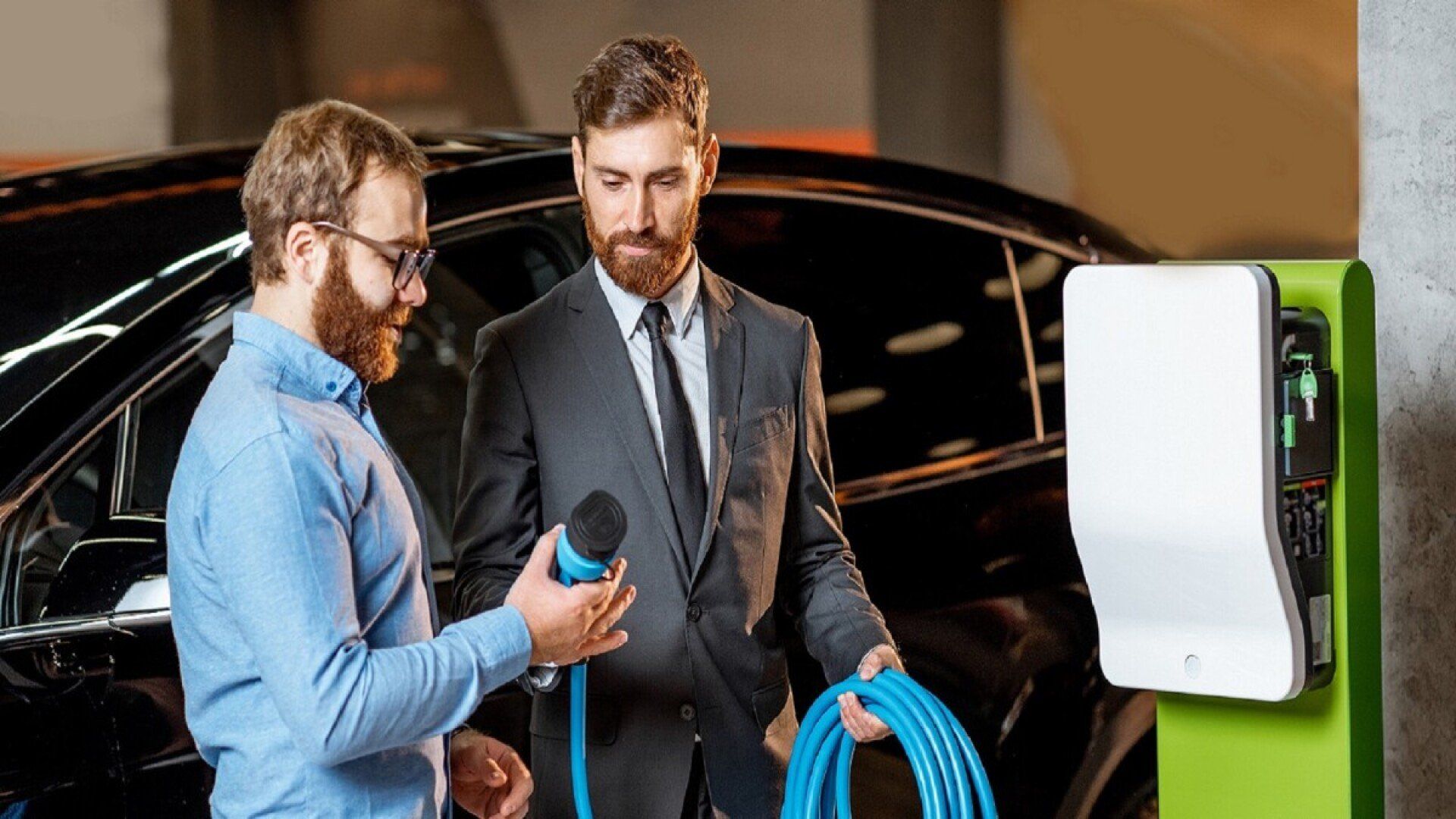 Ein Mann wird beraten, ob er ein E-Auto kaufen oder leasen sollte.