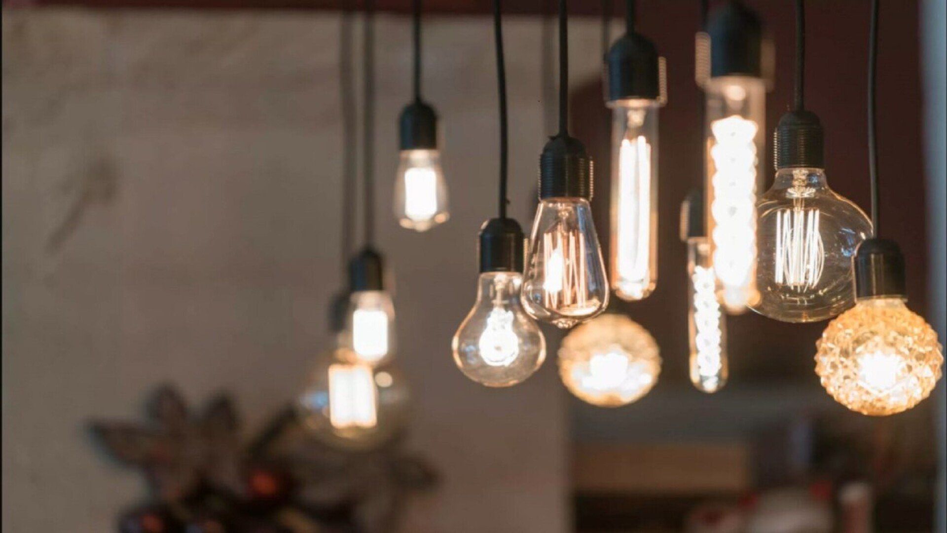 Leuchtende Glühbirnen hängn an der Decke