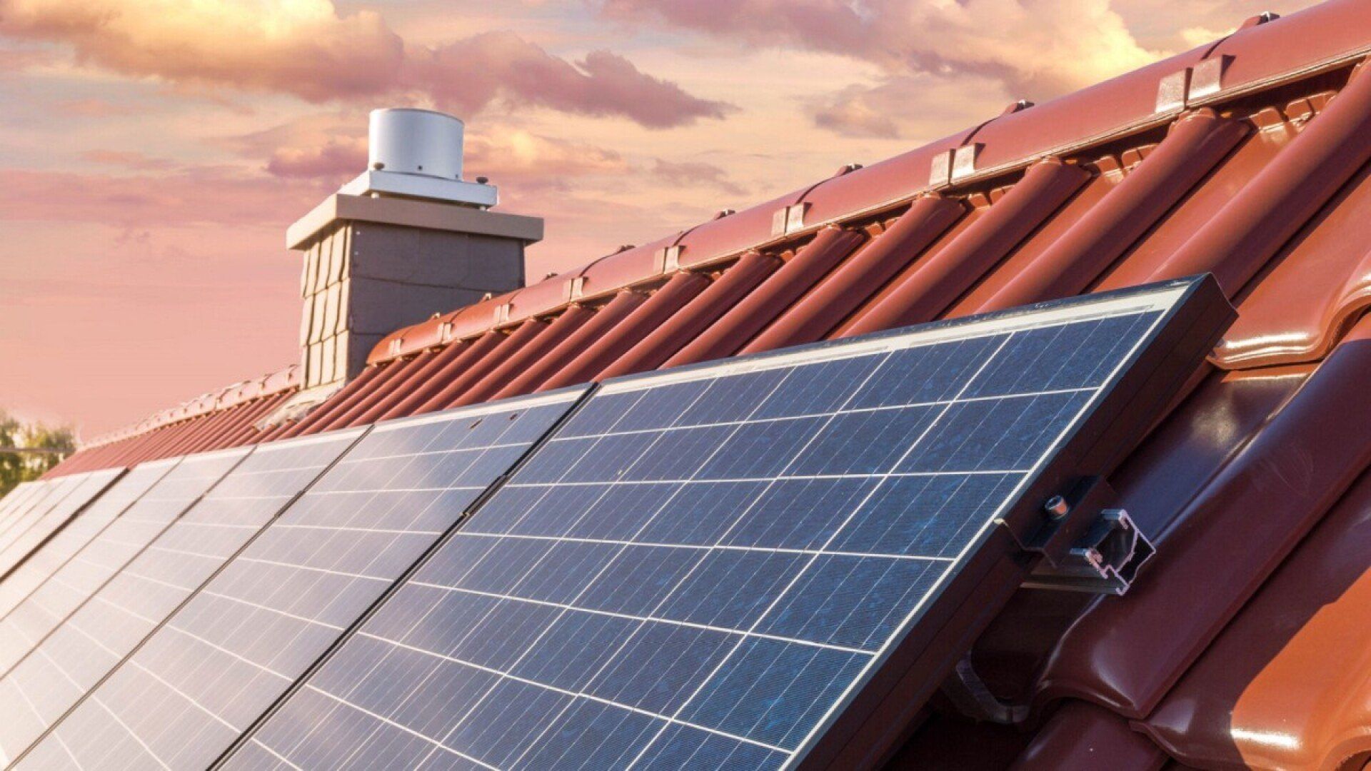 Umweltfreundlich heizen mit einer Solaranlage auf dem Dach.