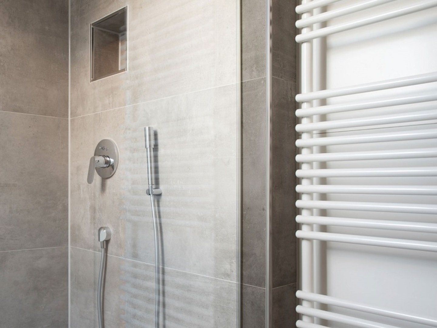 Das Bild zeigt einen Badheizkörper als Typ von Heizkörpern.