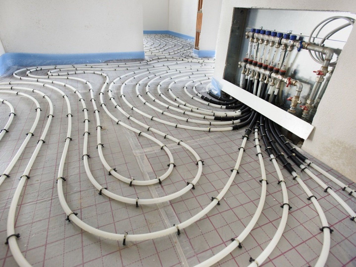 Das Bild zeigt eine Fußbodenheizung als Typ von Heizkörpern.