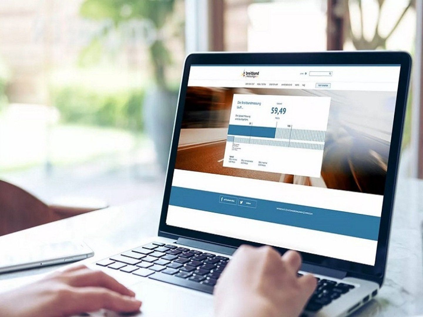 Eine Person mißt online die Bandbreit des Internets.