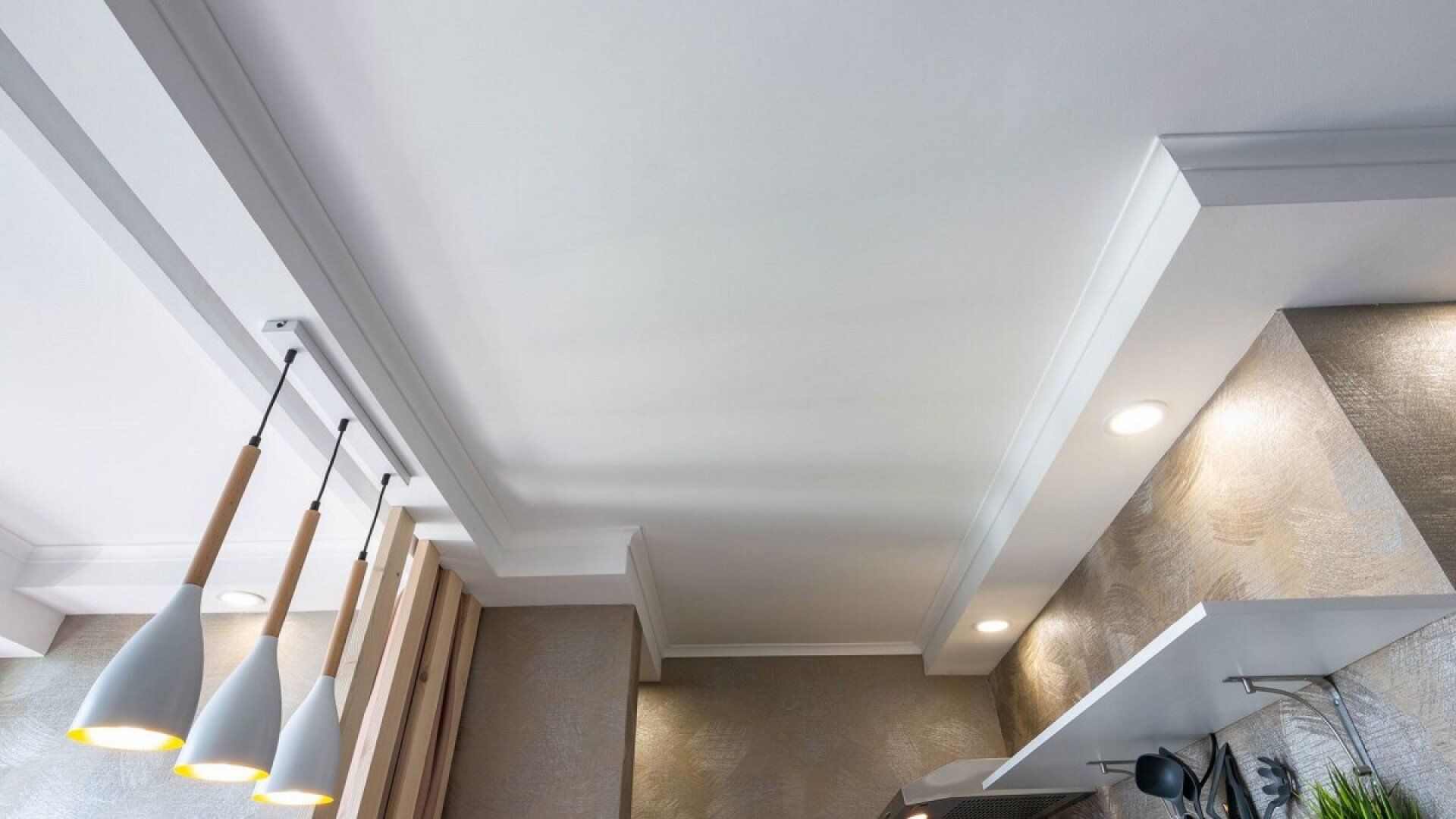 Die Grafik zeigt eine Decke, in der eine Deckenheizung verbaut ist.