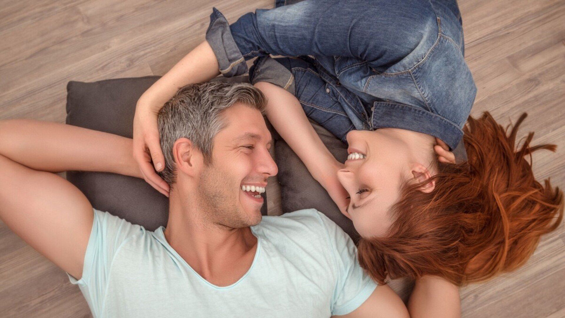 Ein Paar hat seine Fußbodenheizung nachrüsten lassen.