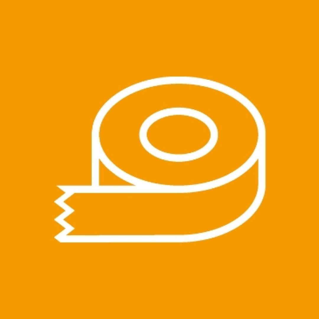 Klebeband steht für die Vorbereitungen vor dem Streichen des Heizkörpers.