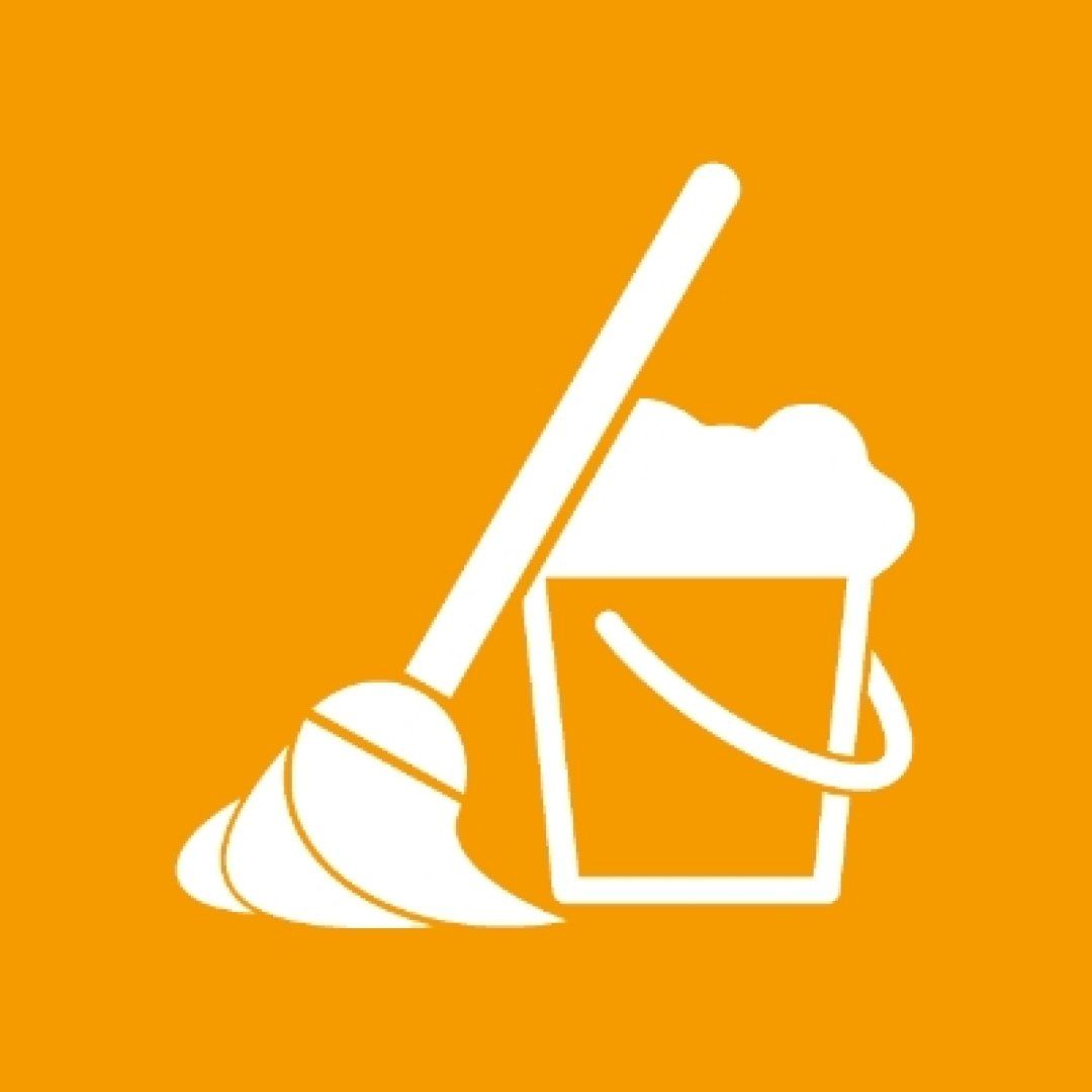 Putzutensilien zeigen, dass der Heizkörper vor dem Streichen gereinigt werden muss.