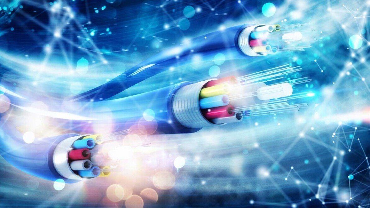 Zu sehen sind Kabel für Glasfaser, die Highspeed-Internet ermöglichen.