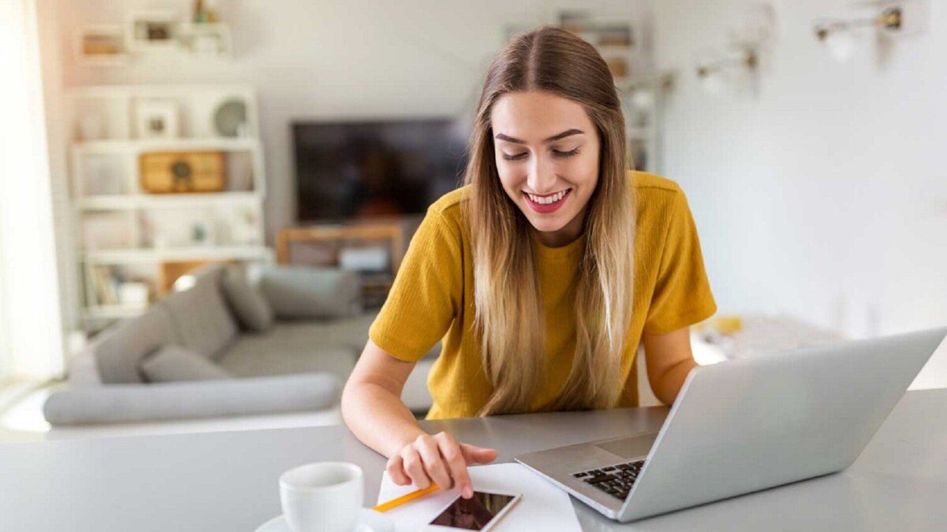 Eine junge Frau möchte einen Glasfaser Anschluss und informiert sich über die Kosten.