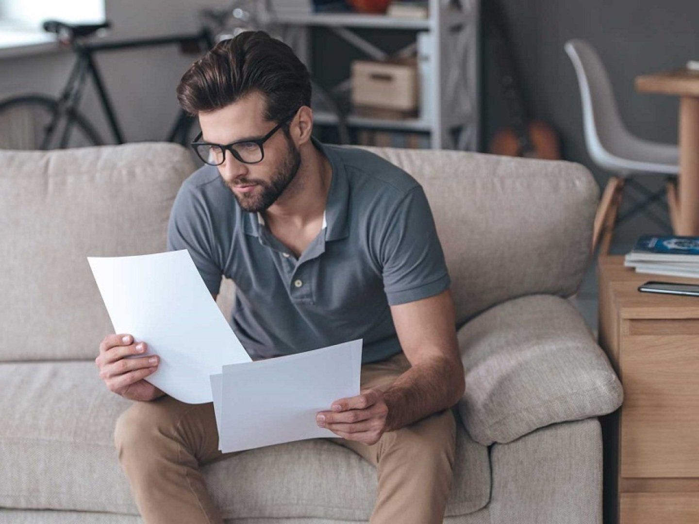 Ein Mann prüft seine Heizkosten, um eine Nachzahlung zu vermeiden.