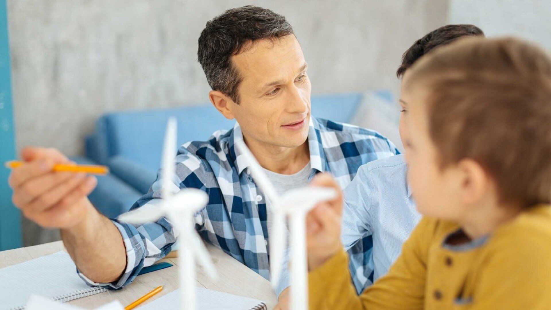 Eine Familie spricht über Windenergie und deren Vor- und Nachteile.