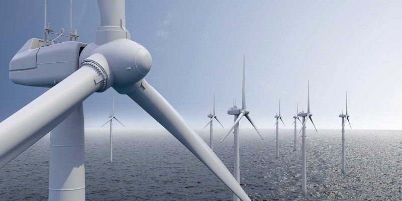 Zu sehen ist ein Offshore-Windpark zur Erzeugung von Windenergie.