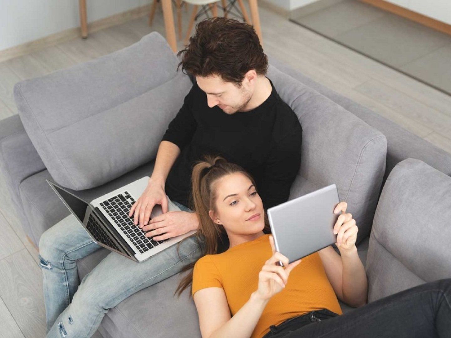 Ein Paar nutzt stabiles Internet als Vorteil der Glasfaser