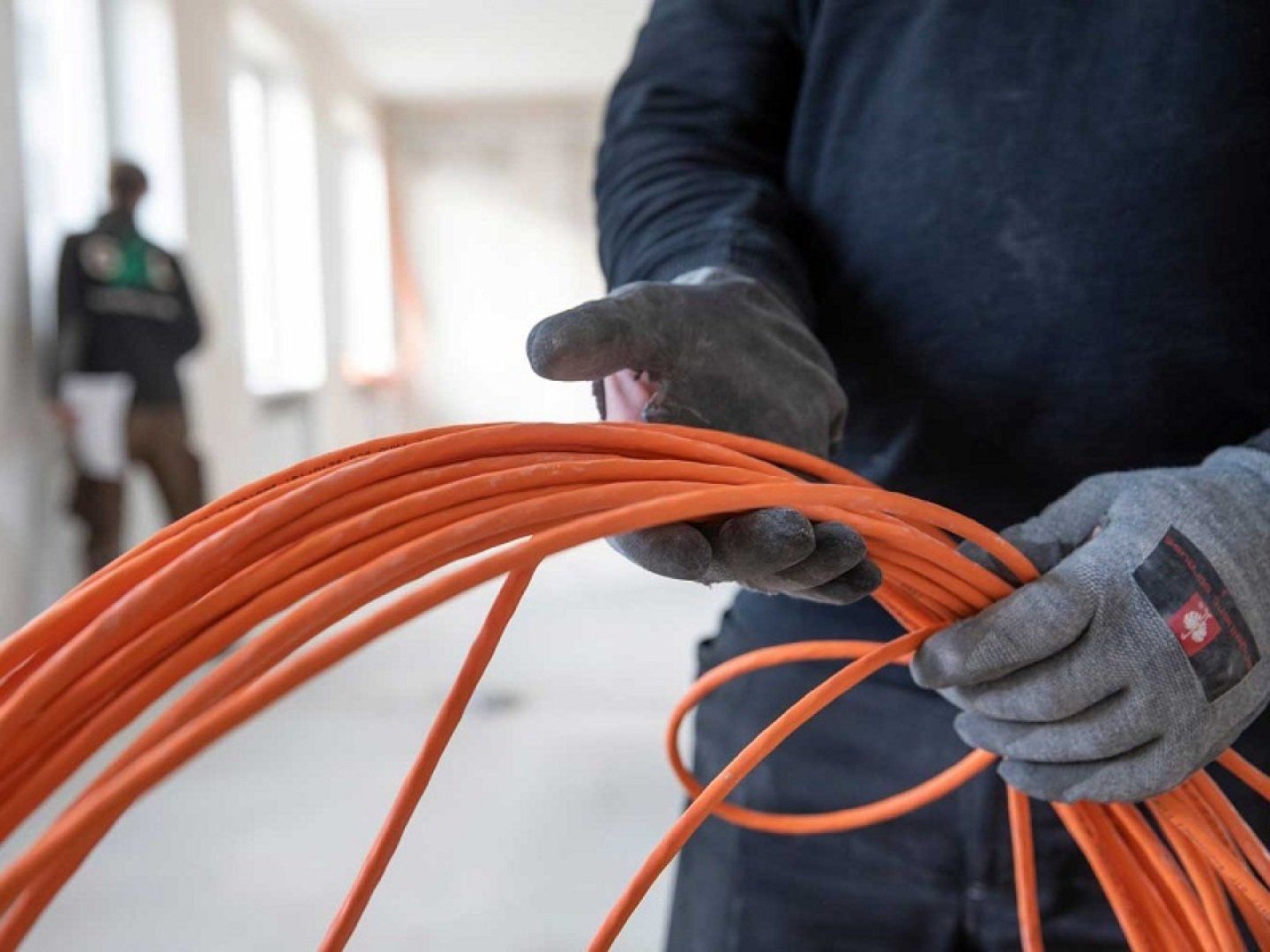 Das Bild zeigt die Verlegung von Glasfaser, die viele Vorteile bietet