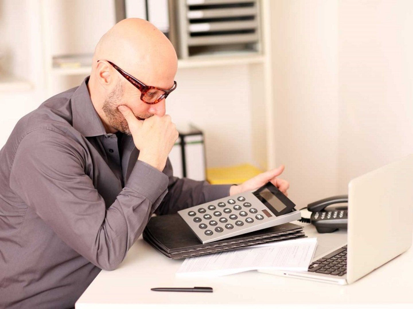 Ein Verbraucher vergleicht die Vorteile und Nachteile der Glasfaser.