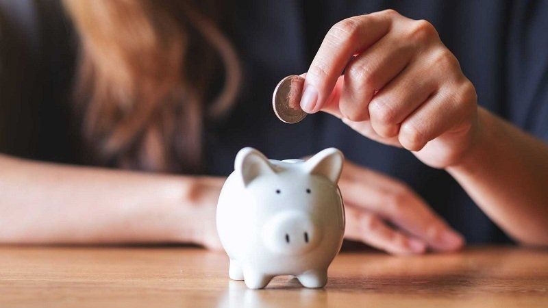 Ein Sparschwein symbolisiert die Förderung der Kosten beim Umrüsten der Ölheizung auf eine Wärmepumpe.