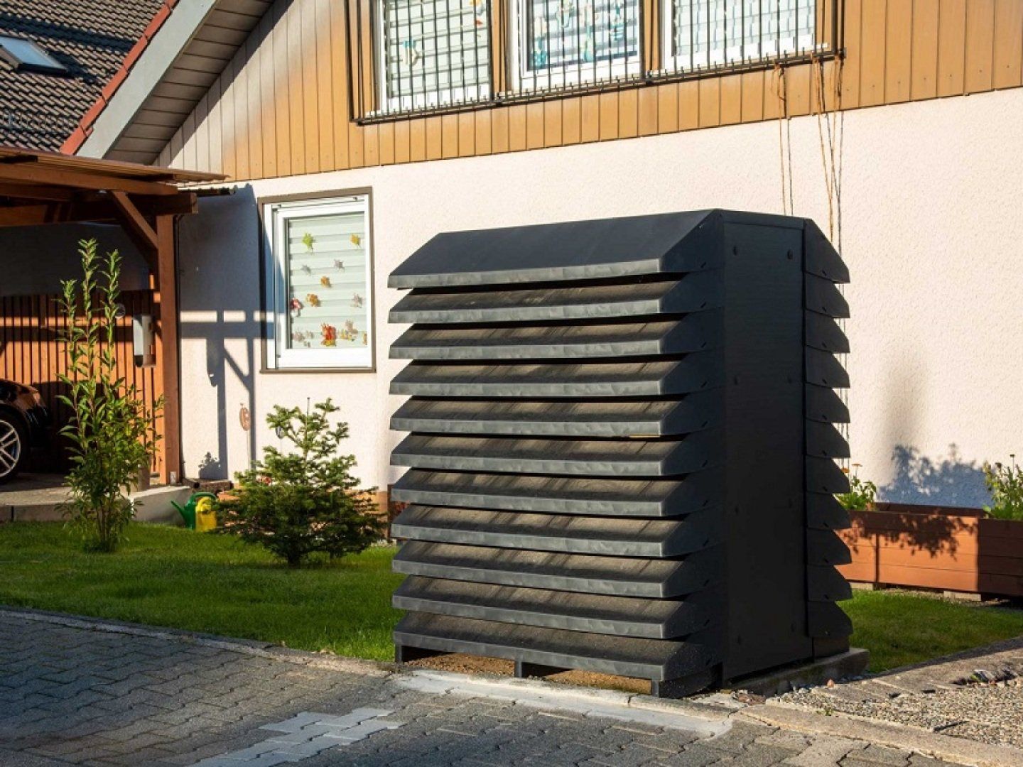 Die Außenaufstellung einer Luft-Wasser-Wärmepumpe.