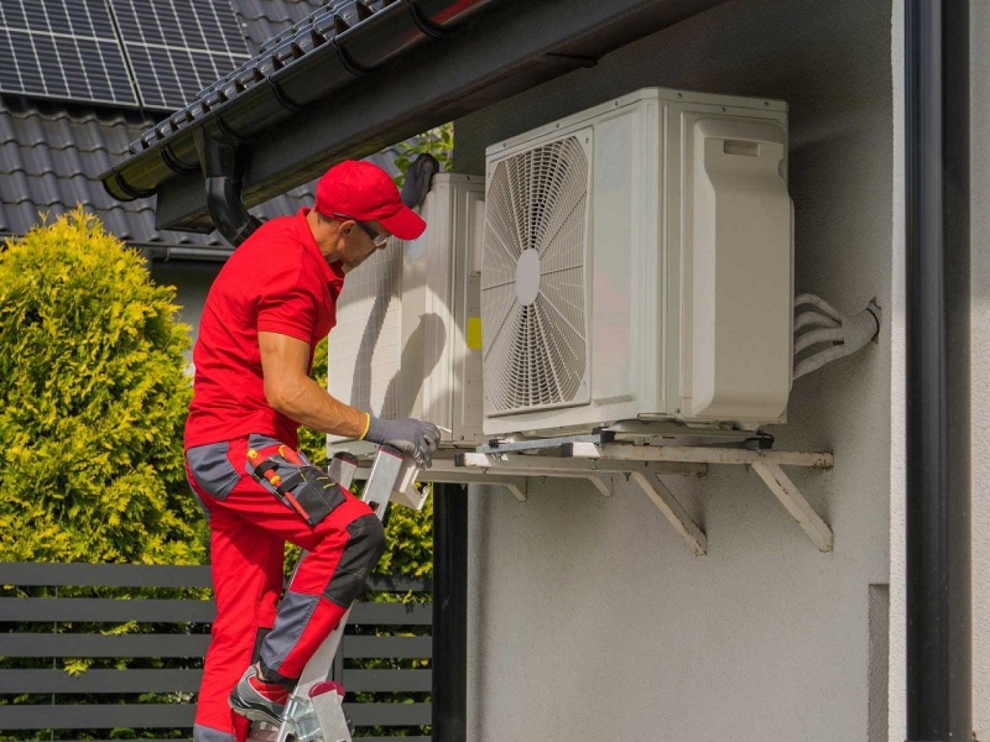 Ein Wartungsarbeiter überprüft die Luft-Luft-Wärmepumpe.