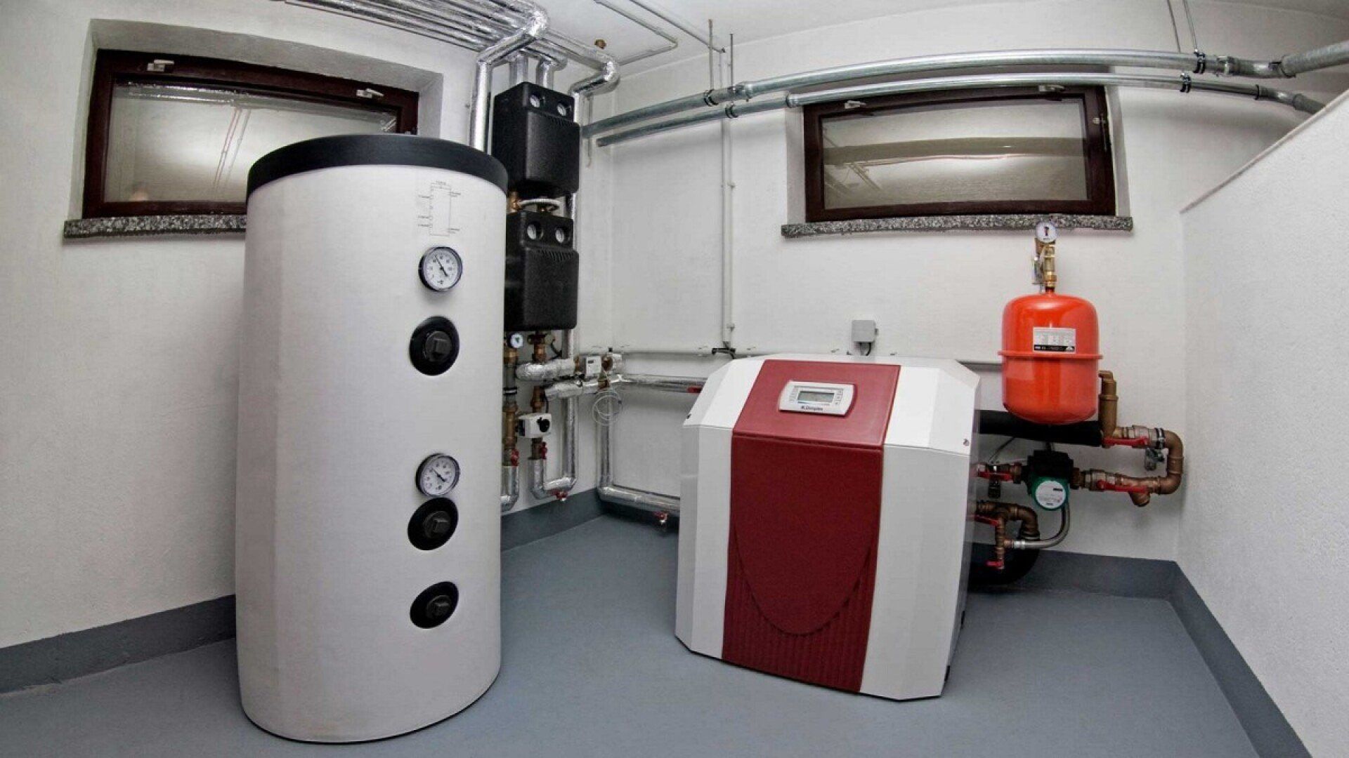 Wasser-Wasser-Wärmepumpe im Keller eines Hauses.