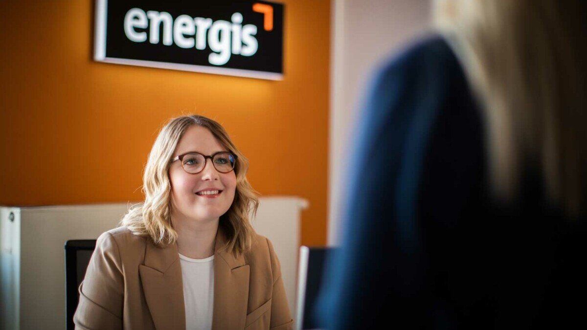 energis Kundenberaterin im Kundencenter begrüßt eine Kundin