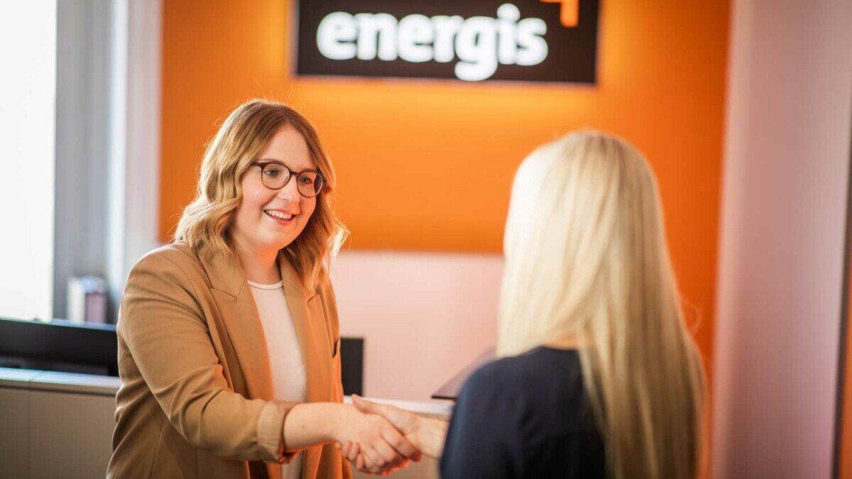 energis Kundenberaterin im Kundencenter schüttelt einer Kundin die Hand