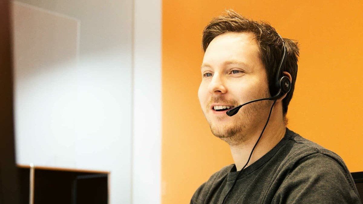 energis Kundenberater am Telefon mit Headset