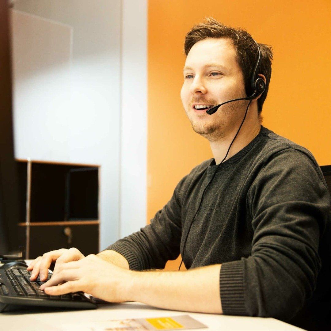 energis Kundenberater am Telefon mit Headset