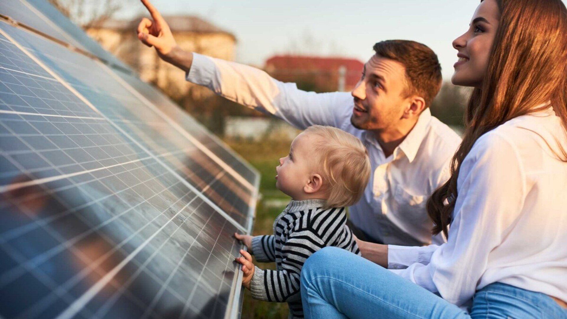 Vater zeigt Kind Photovoltaik