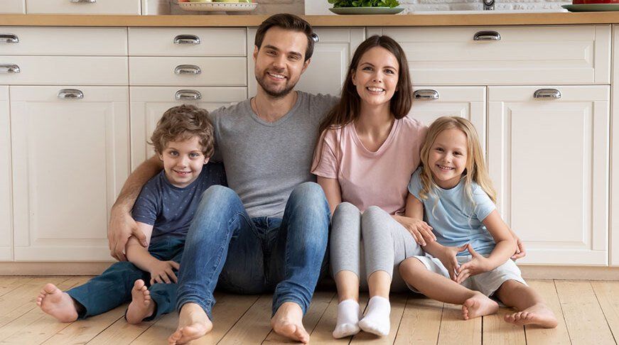 Familie Mutter Vater Kind in Küche